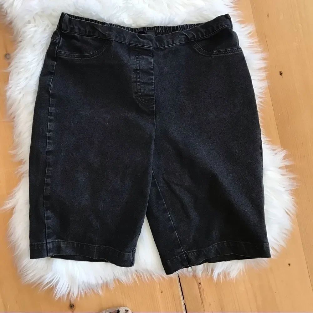 𝅺Isaac Mizrahi pull on elastic  flat front shorts